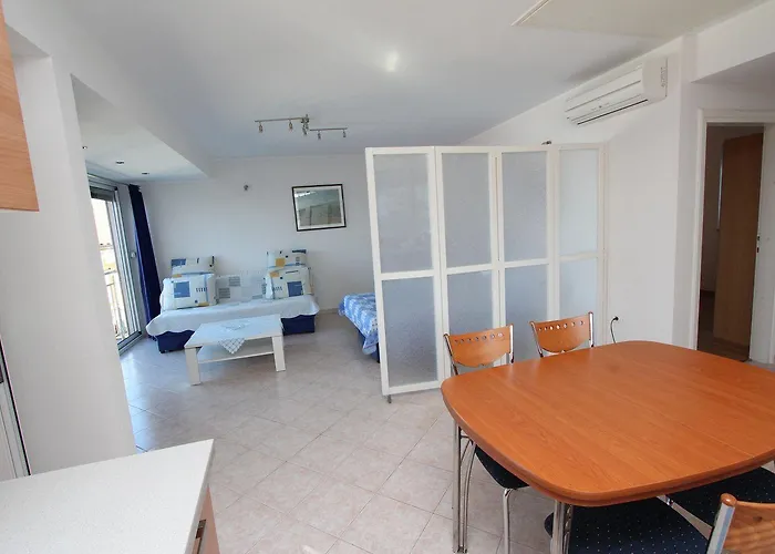 Malerisches Nur 400 Meter Zum Mit Meerblick - Nur 10 Minuten Zum Zentrum Von Διαμέρισμα Ρόβινι