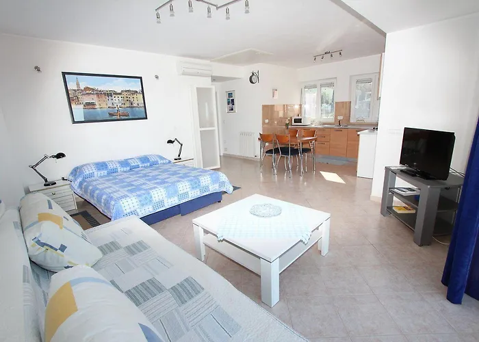 Malerisches Nur 400 Meter Zum Mit Meerblick - Nur 10 Minuten Zum Zentrum Von Διαμέρισμα Ρόβινι