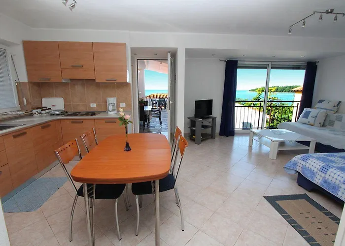 Malerisches Nur 400 Meter Zum Mit Meerblick - Nur 10 Minuten Zum Zentrum Von Ρόβινι